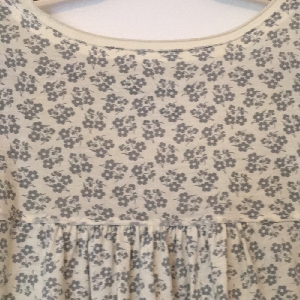 Creamy Blue-Flowered Top - Picture 6 of 6